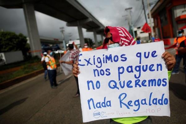 Unos 200 obreros despedidos por la colombiana Conalvías reclaman los pagos  en Panamá | Economía | Edición América | Agencia EFE